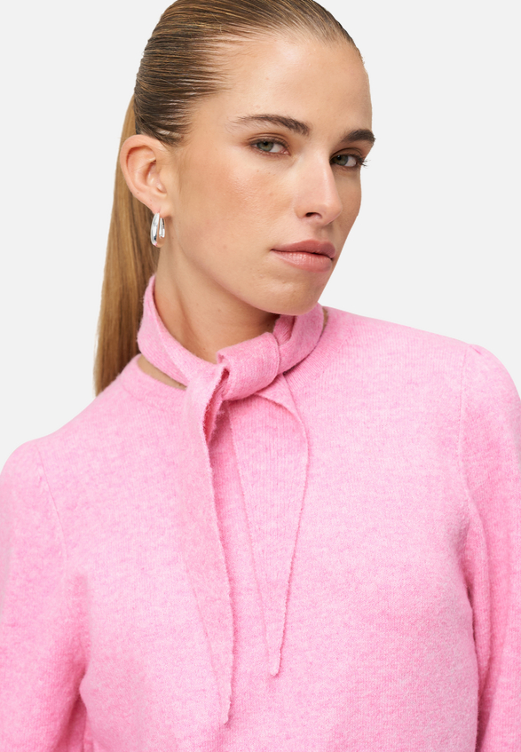 Pullover mit Strickhalstuch / Detailbild