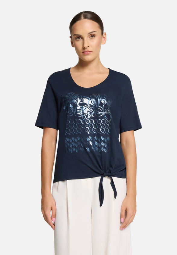 Basic Shirt mit Schleifenknoten / Modellfoto Vorderseite