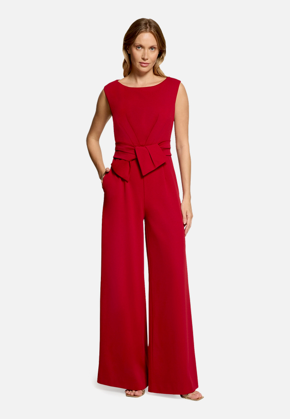 Jumpsuit mit weitem Bein / Modellfoto Vorderseite (Outfit)