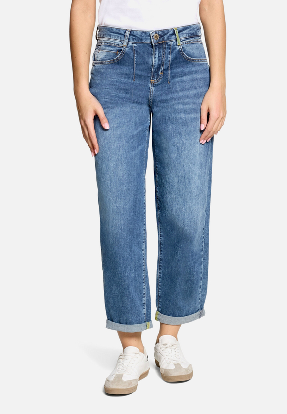 Used Look-Jeans mit Waschung / Modellfoto Vorderseite