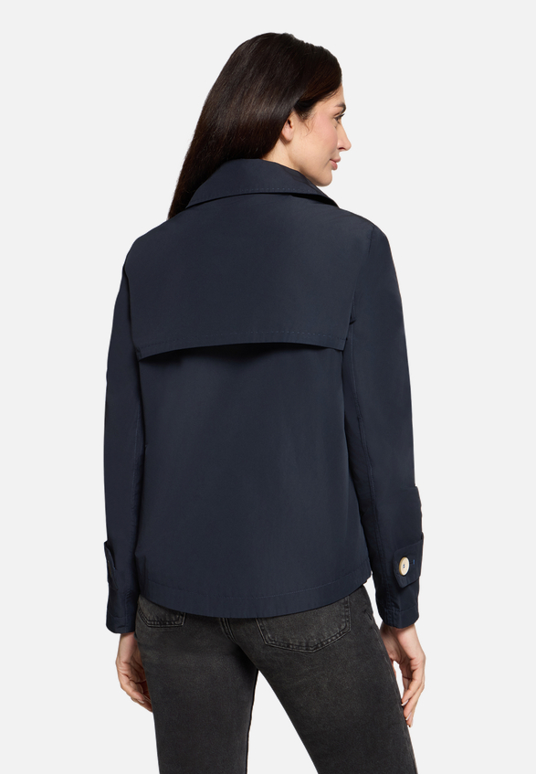 Sommerjacke mit Kragen / Modellfoto Rückseite