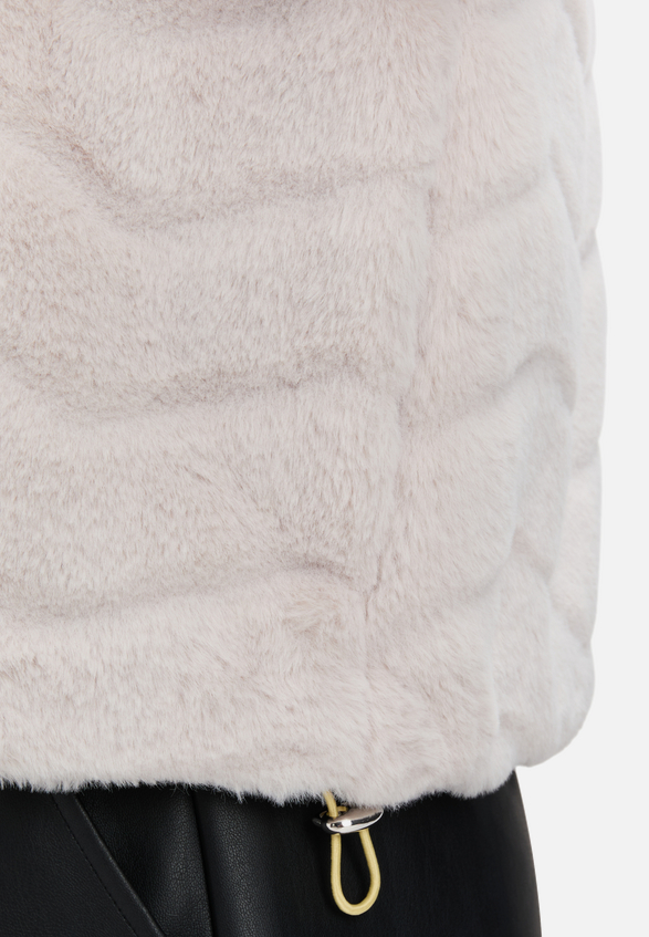 Fake Fur-Weste mit hohem Kragen / Detailbild