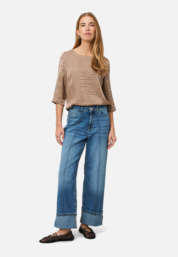 Bluse mit Knittereffekt / Modellfoto Vorderseite (Outfit)