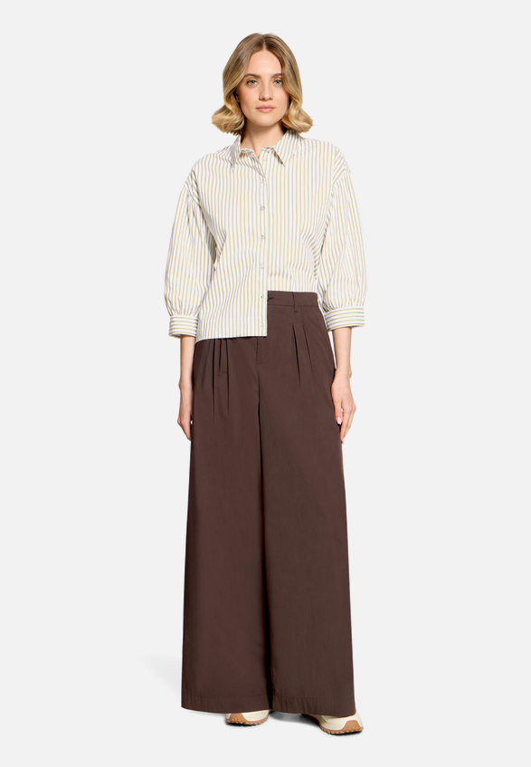 Streifenbluse mit Raffung / Modellfoto Vorderseite (Outfit)