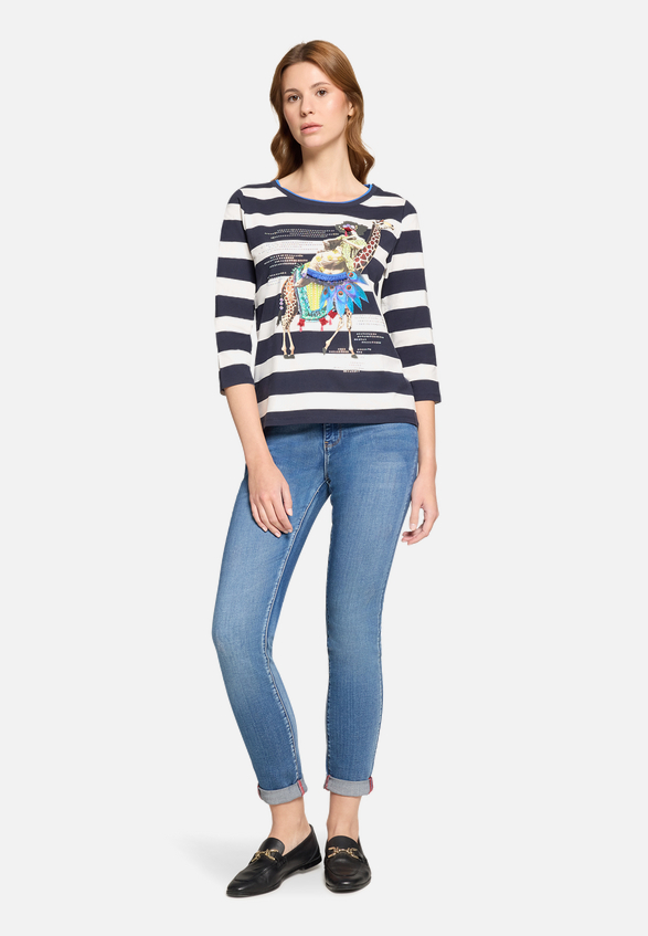 Basic Shirt mit Aufdruck / Modellfoto Vorderseite (Outfit)