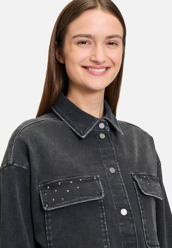 Jeansjacke mit aufgesetzten Taschen / Detailbild