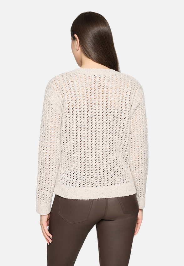 Grobstrick-Pullover mit Lochmuster / Modellfoto Rückseite