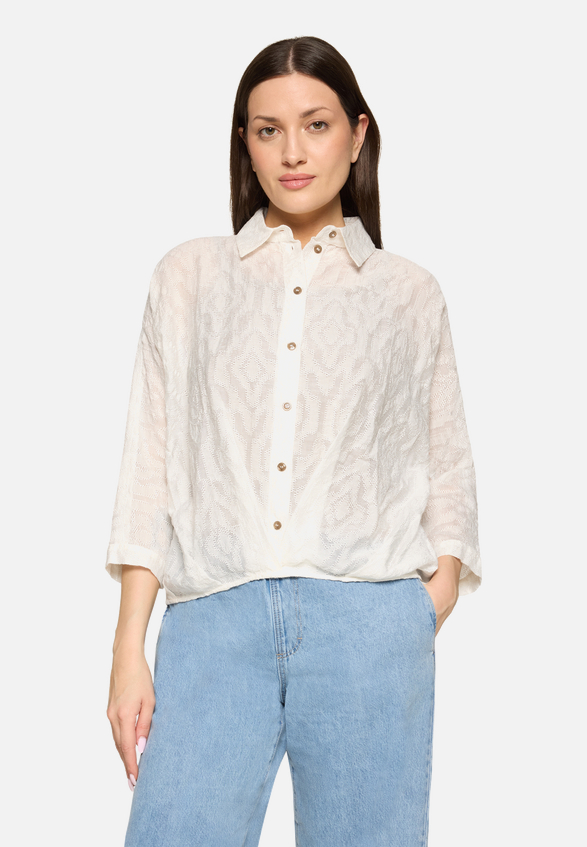 Oversize-Bluse mit Kragen / Modellfoto Vorderseite