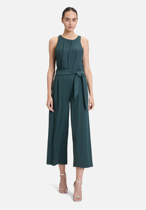 Jumpsuit mit Bindegürtel / Modellfoto Vorderseite