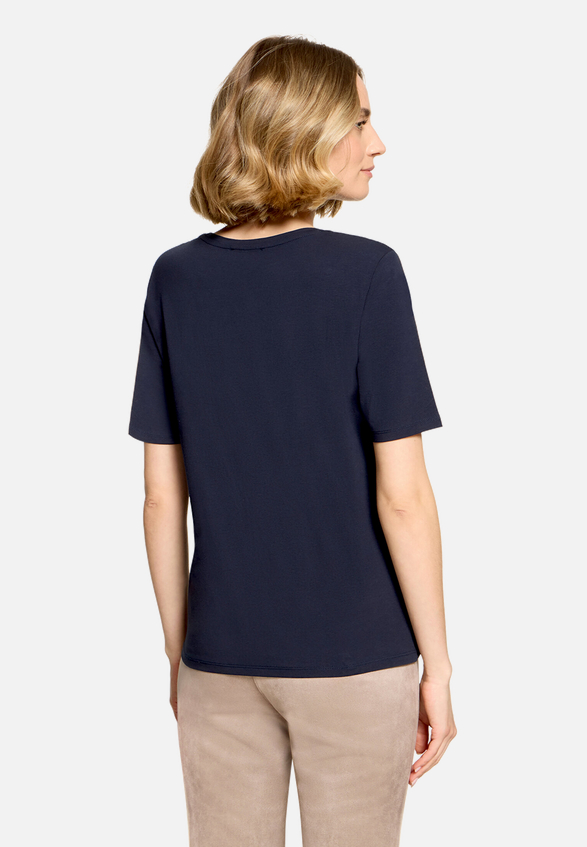 T-Shirt  mit Print "Hugs and Kisses"  / Modellfoto Rückseite