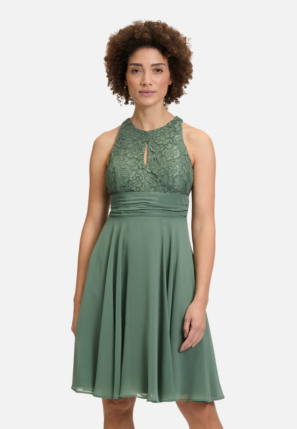 Abendkleid mit Spitze / Modellfoto Vorderseite
