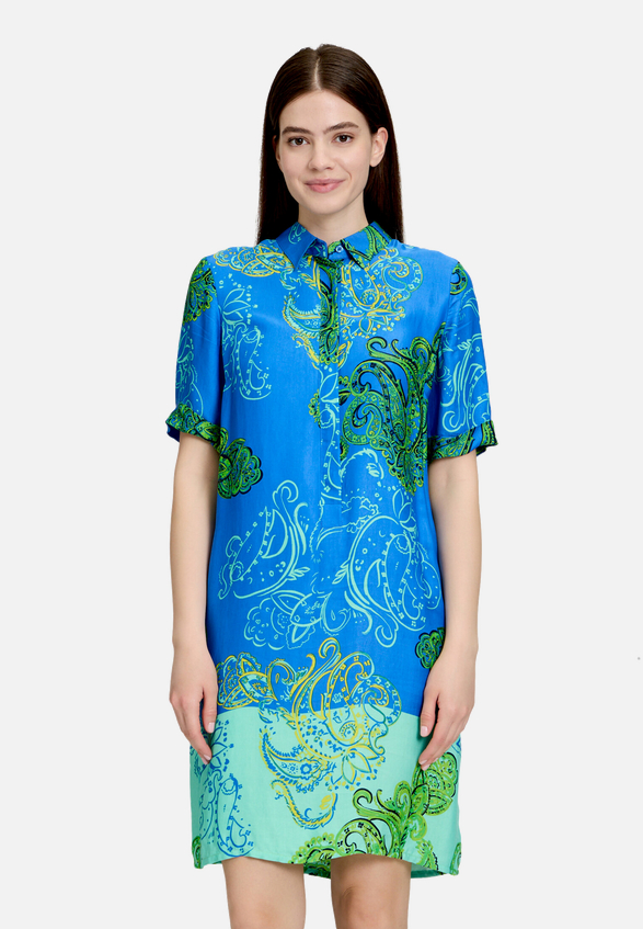 Hemdblusenkleid mit Knopfleiste / Modellfoto Vorderseite