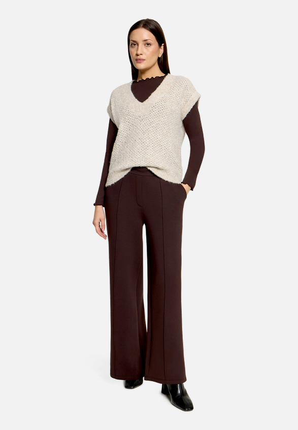 Strickpullunder mit V-Ausschnitt / Modellfoto Vorderseite (Outfit)