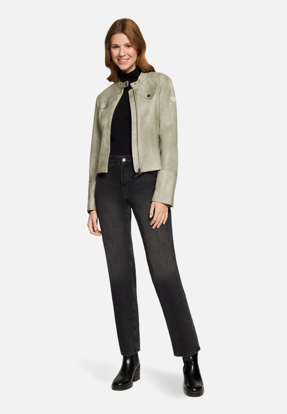 Casual-Jacke mit Stehkragen / Modellfoto Vorderseite (Outfit)