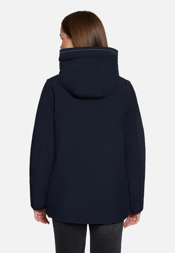 Wendejacke mit Kapuze / Modellfoto Rückseite