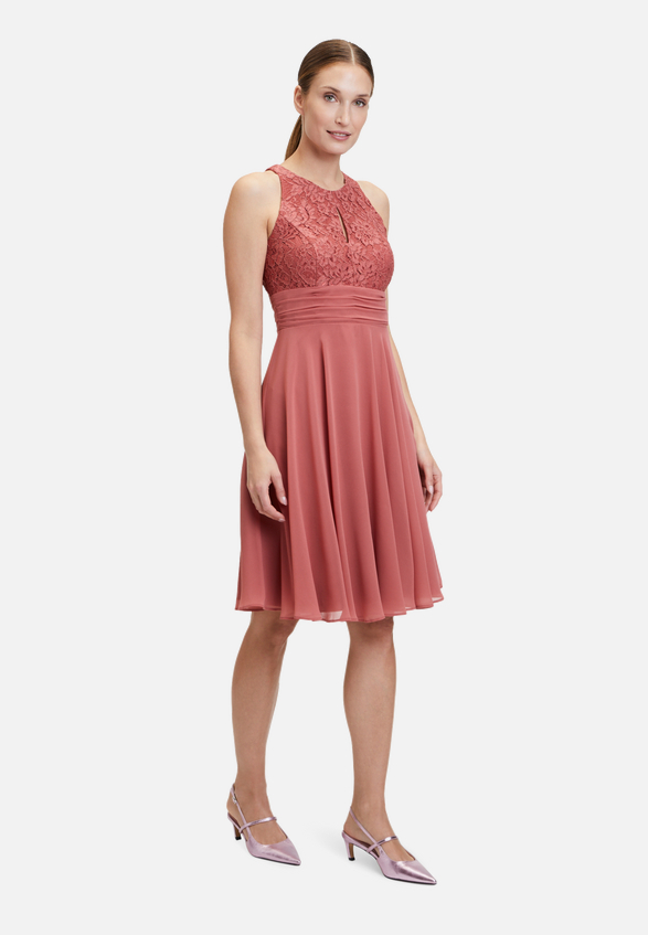 Abendkleid mit Spitze / Modellfoto Vorderseite (Outfit)
