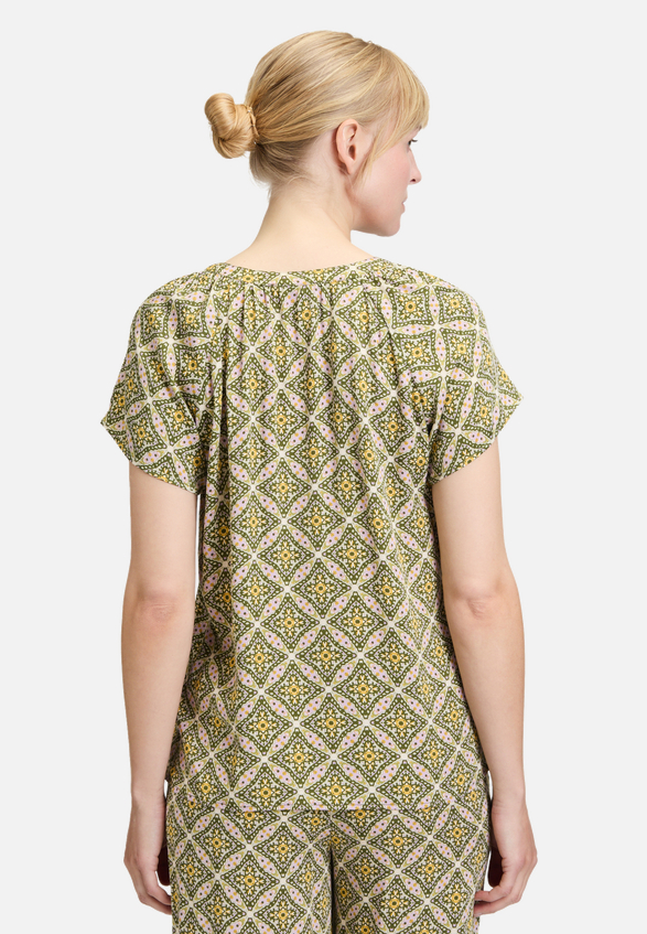 Blusenshirt mit Muster / Modellfoto Rückseite