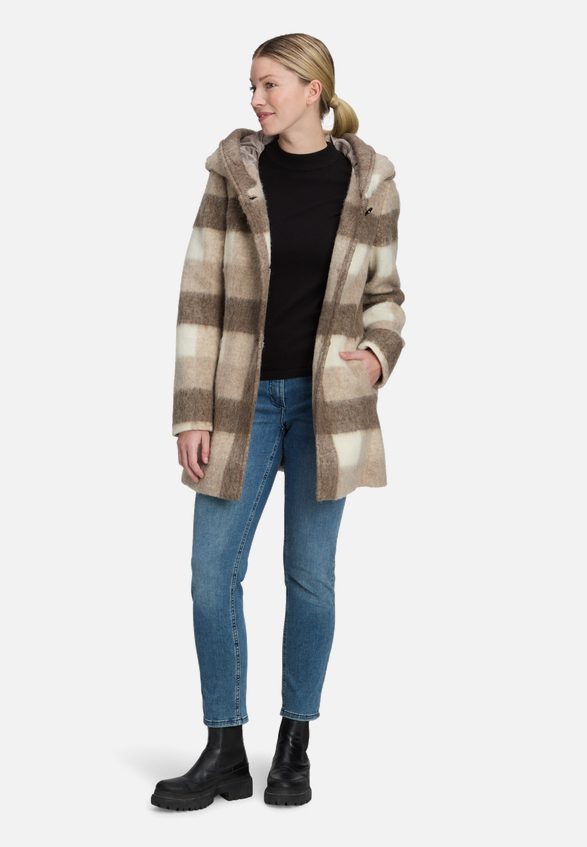 Kurzmantel mit Kapuze / Modellfoto Vorderseite (Outfit)