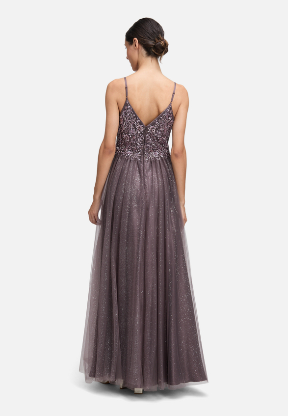Abendkleid mit Stickerei / Modellfoto Rückseite