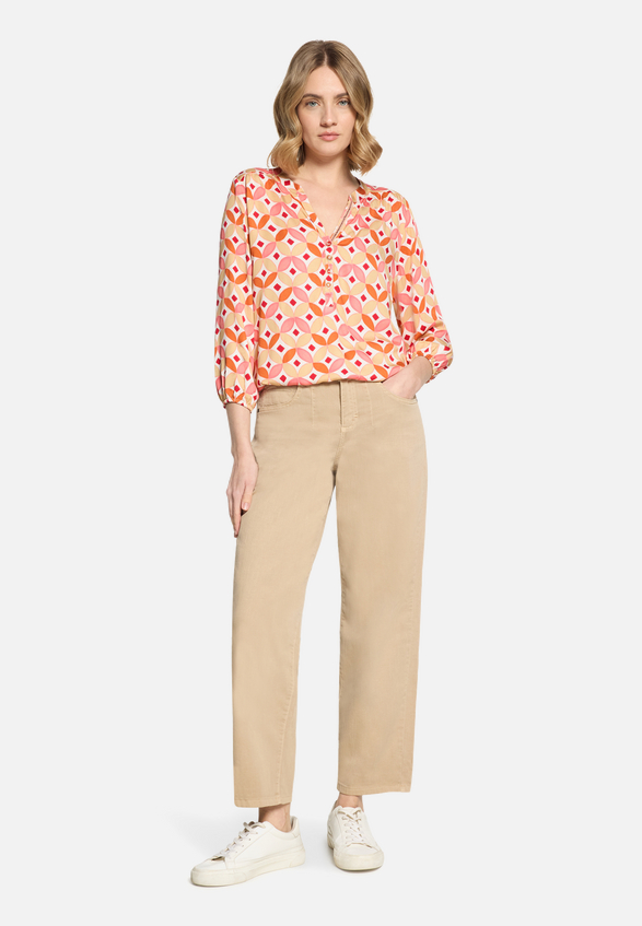 Casual-Bluse mit Muster / Modellfoto Vorderseite (Outfit)