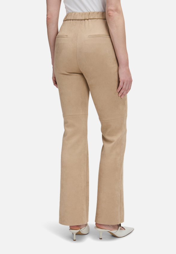 Kunstlederhose Flared aus Velour / Modellfoto Rückseite