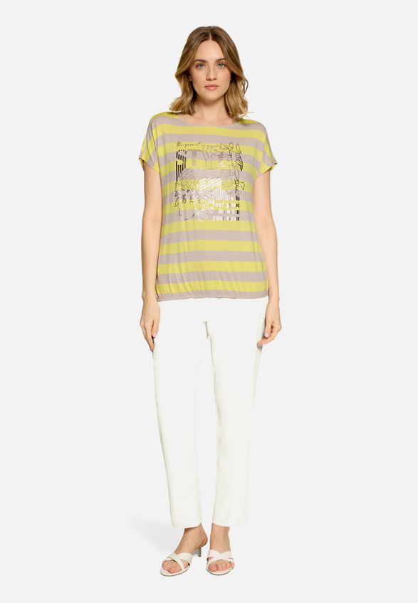 Printshirt mit Gummizug / Modellfoto Vorderseite (Outfit)