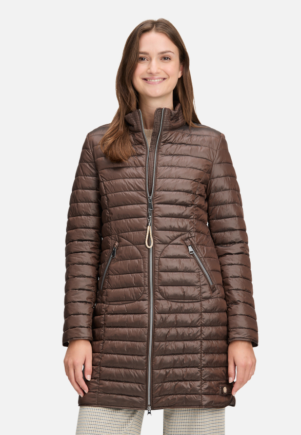 Steppjacke mit Reißverschlusstaschen / Modellfoto Vorderseite