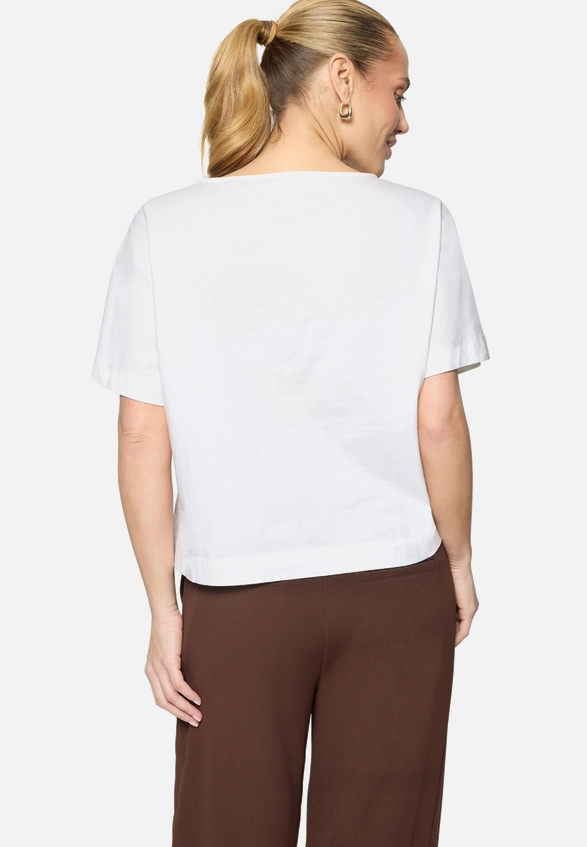 Baumwoll-T-Shirt   mit Stickerei / Modellfoto Rückseite