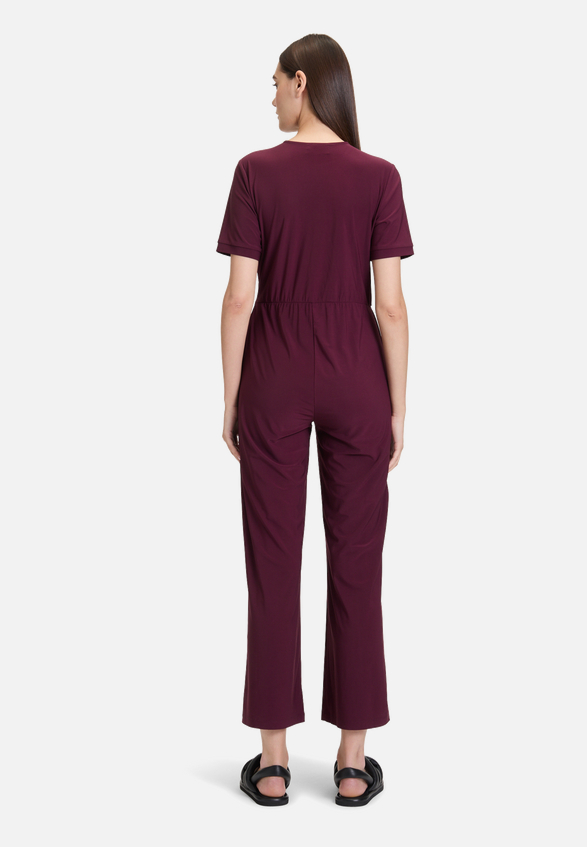 Jumpsuit mit Bindegürtel / Modellfoto Rückseite
