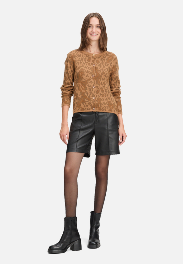 Strick-Cardigan mit Rundhalsausschnitt / Modellfoto Vorderseite (Outfit)