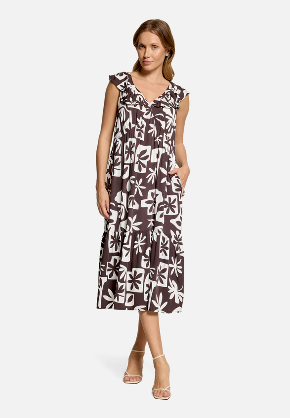 Casual-Kleid mit Flügelärmeln / Modellfoto Vorderseite (Outfit)