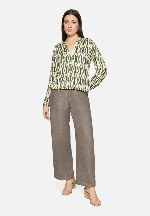 Casual-Bluse mit Muster / Modellfoto Vorderseite (Outfit)