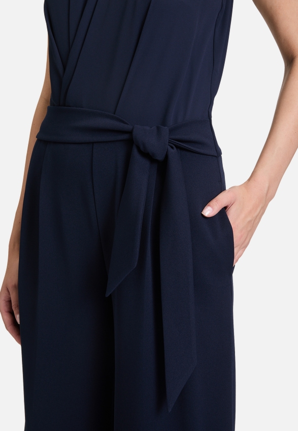 Jumpsuit mit Bindegürtel / Detailbild