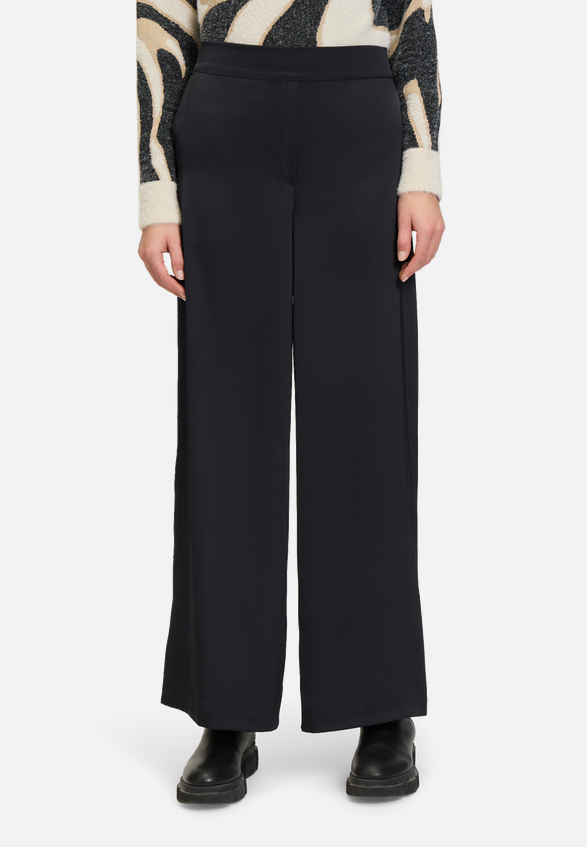 Schlupfhose mit weitem Bein / Modellfoto Vorderseite
