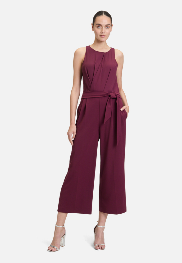 Jumpsuit mit Bindegürtel / Modellfoto Vorderseite