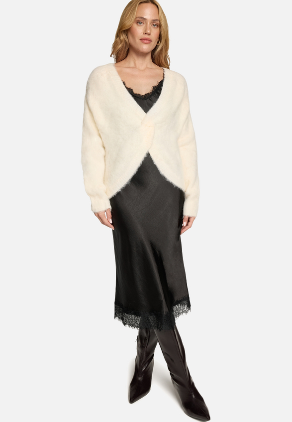 Satintop mit Spitze / Modellfoto Vorderseite (Outfit)