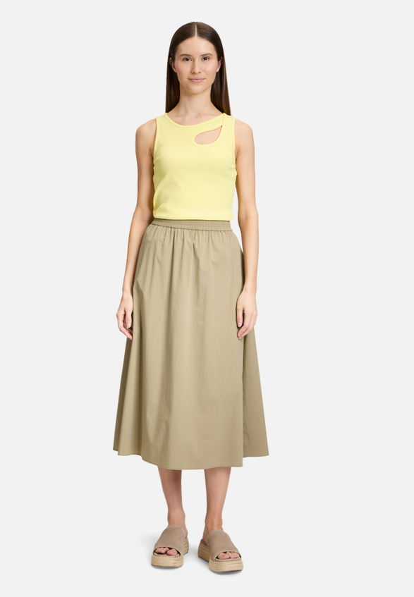 Basic-Top mit Rundhalsausschnitt / Modellfoto Vorderseite (Outfit)