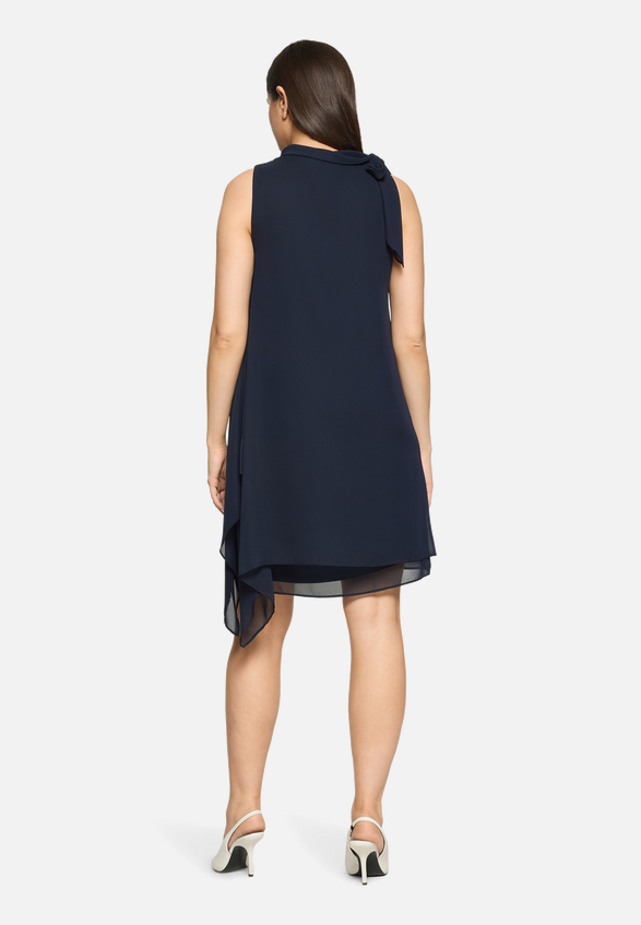 Cocktailkleid ohne Arm / Modellfoto Rückseite