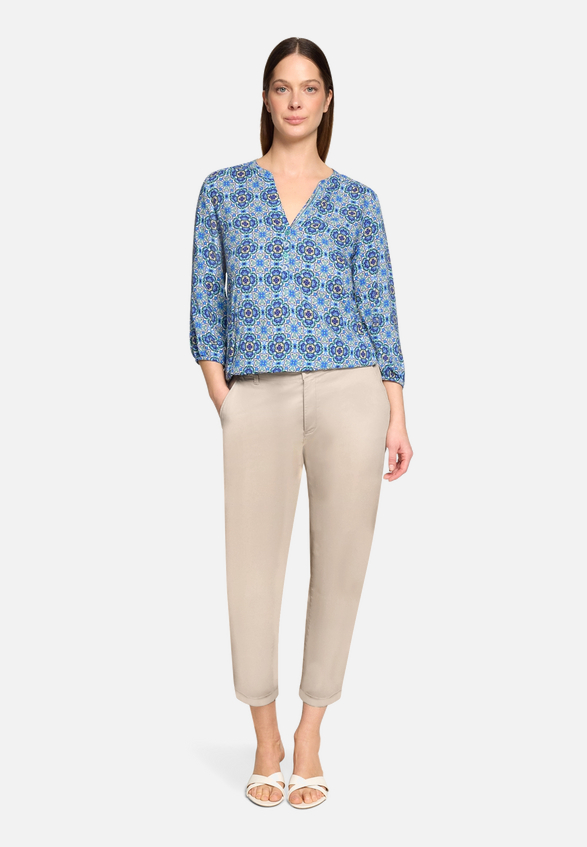 Casual-Bluse mit Muster / Modellfoto Vorderseite (Outfit)