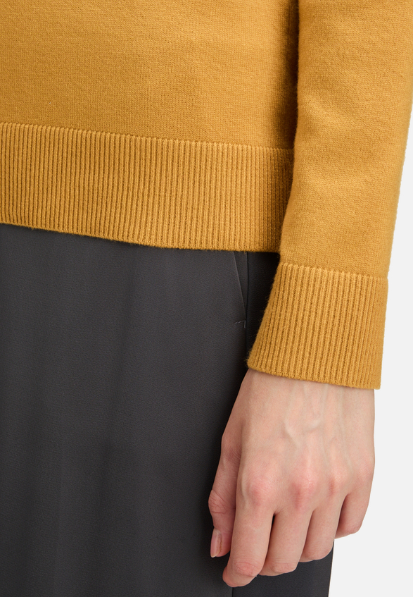 Basic-Strickpullover mit Rundhalsausschnitt / Detailbild