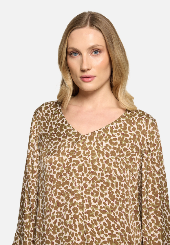 Schlupfbluse mit Leoprint / Detailbild