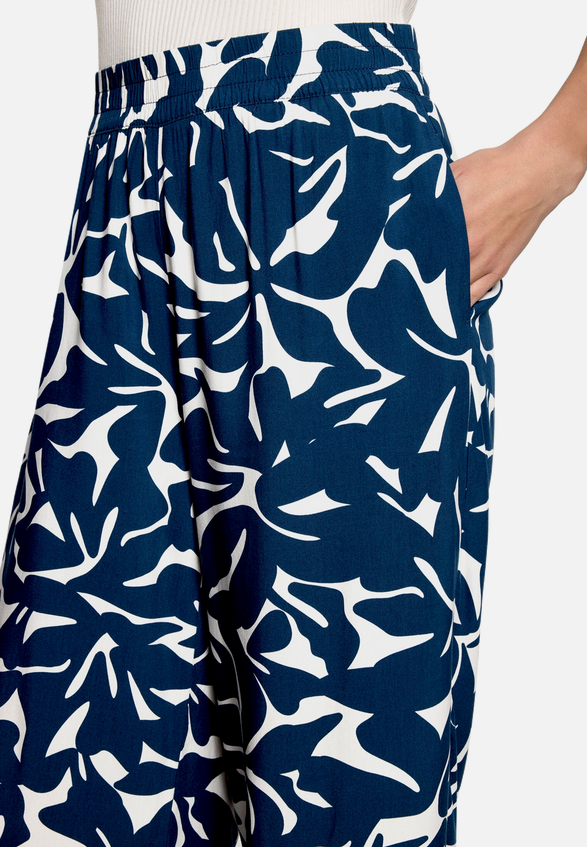 Stoffhose mit Blumenmuster  / Detailbild