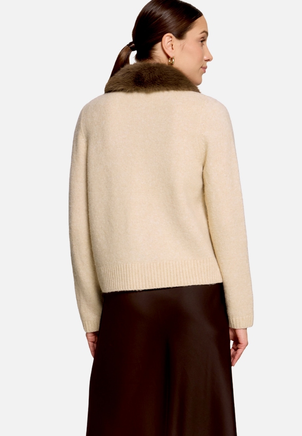 Strickjacke mit Kunstfellkragen / Modellfoto Rückseite