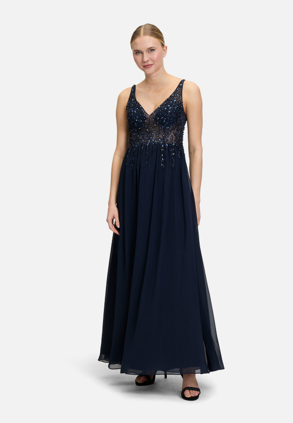 Abendkleid mit Stickerei / Modellfoto Vorderseite