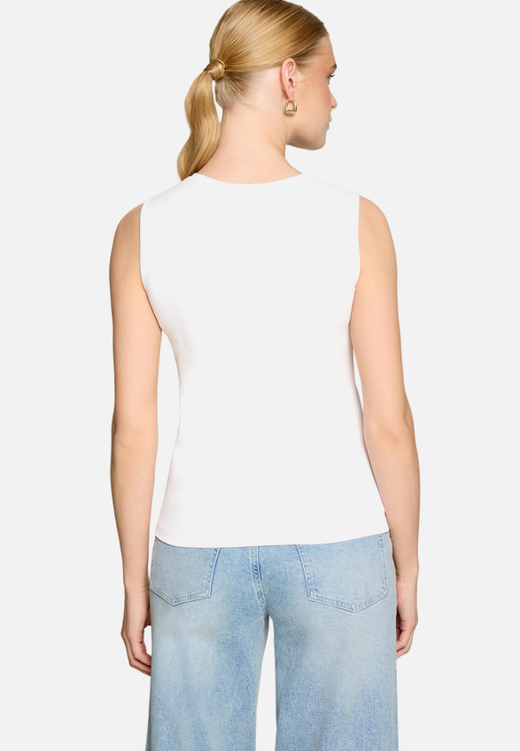 Basic-Top mit V-Ausschnitt  / Modellfoto Rückseite