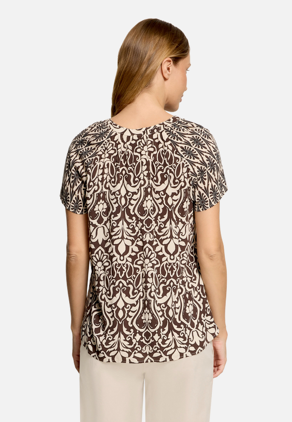 Blusenshirt mit Rüschen / Modellfoto Rückseite