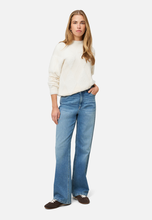 Jeans Style Witney hell 32 Inch / Modellfoto Vorderseite (Outfit)