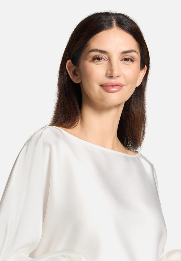 Satin-Bluse mit U-Boot-Ausschnitt / Detailbild