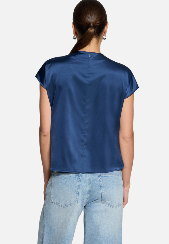 Satinbluse  kurzarm mit Stehkragen / Modellfoto Rückseite