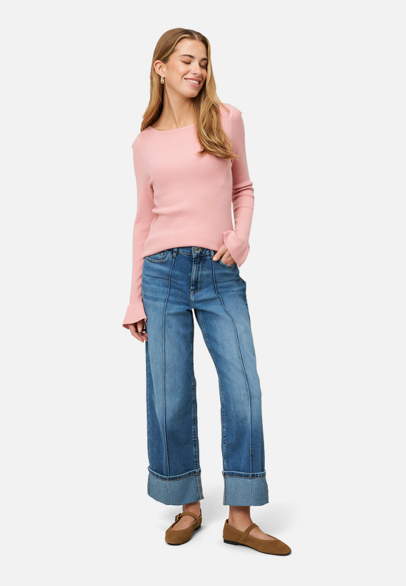 Pullover mit Volants am Ärmel / Modellfoto Vorderseite (Outfit)